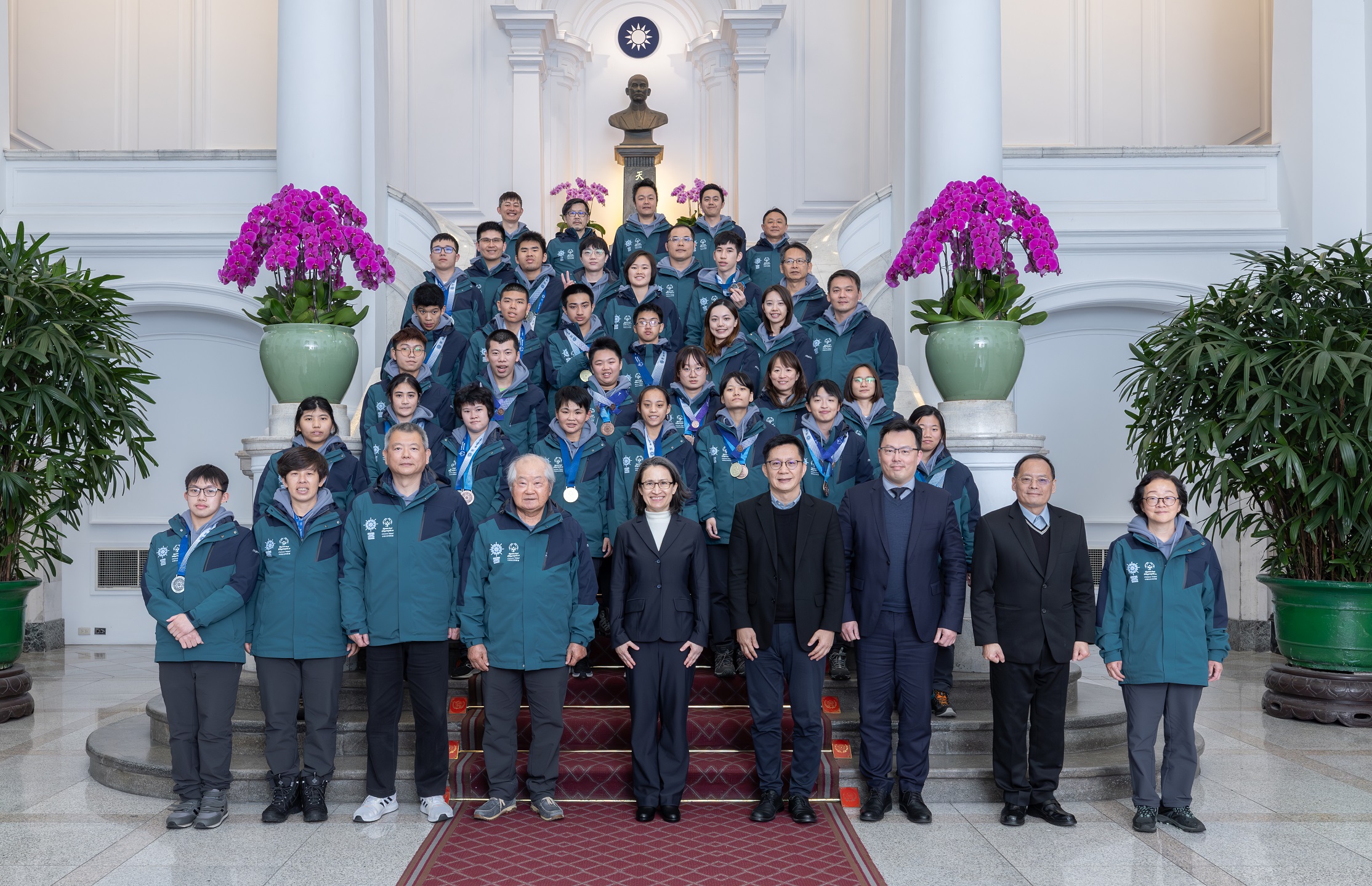 (圖)Vice President Bi-khim Hsiao (5th from right, front row)received Taiwan’s Winter Special Olympics delegation on March 17 and affirmed the fighting spirit of the athletes.
